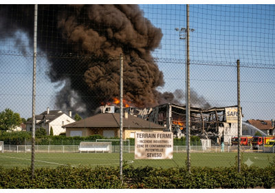 Incendie d'un site Seveso en Moselle : Retombées toxiques, risques pour les riverains et pollution des logements image